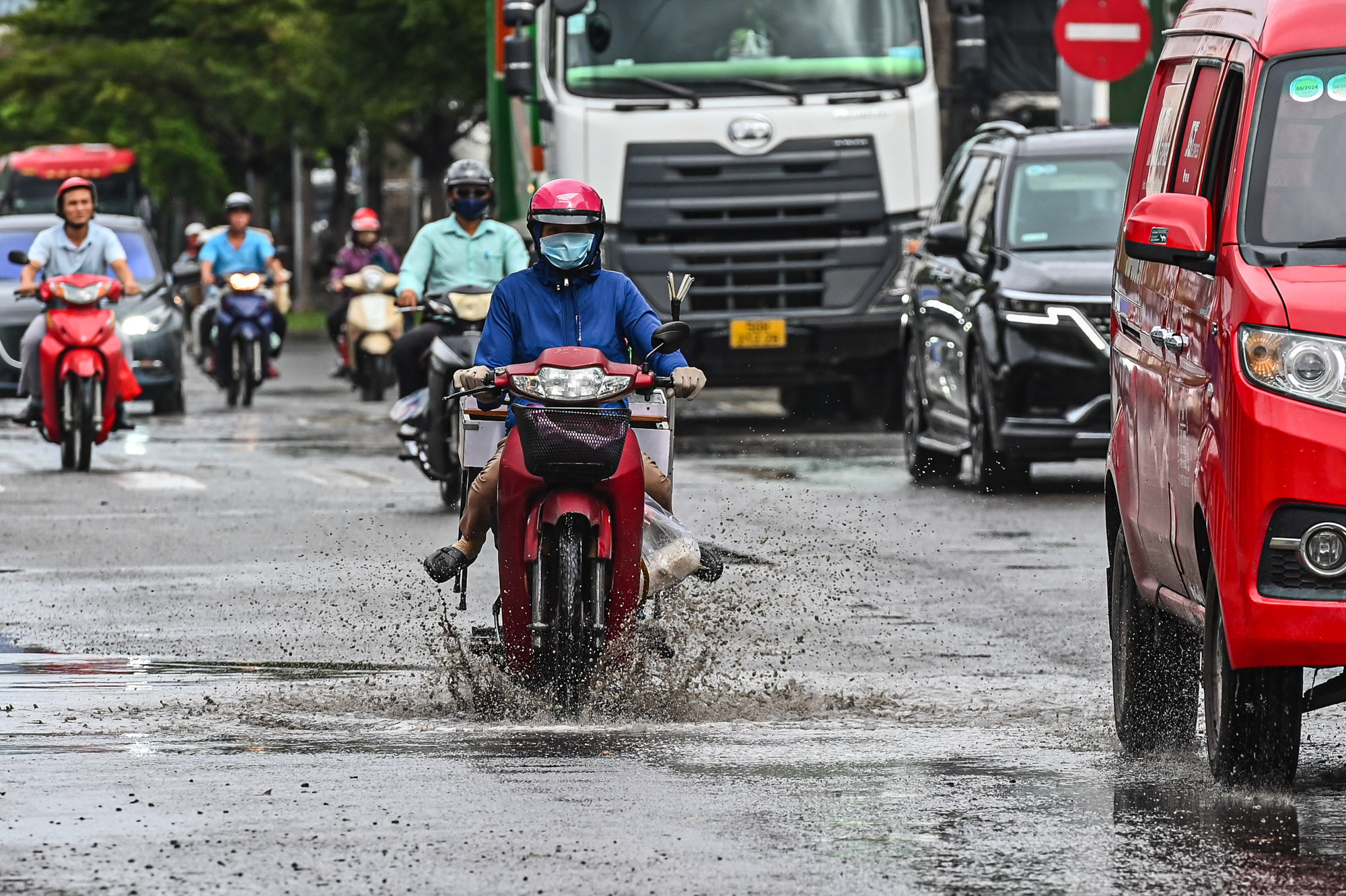 Ma trận ổ gà dọc đại lộ huyết mạch phía Nam TP.HCM-5