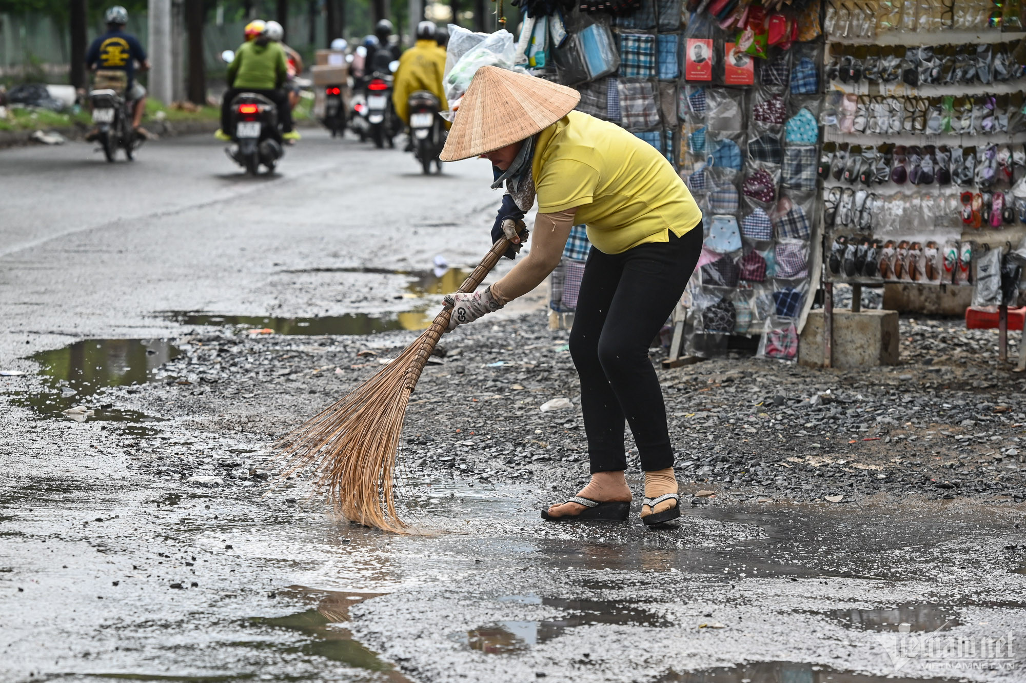 Ma trận ổ gà dọc đại lộ huyết mạch phía Nam TP.HCM-6