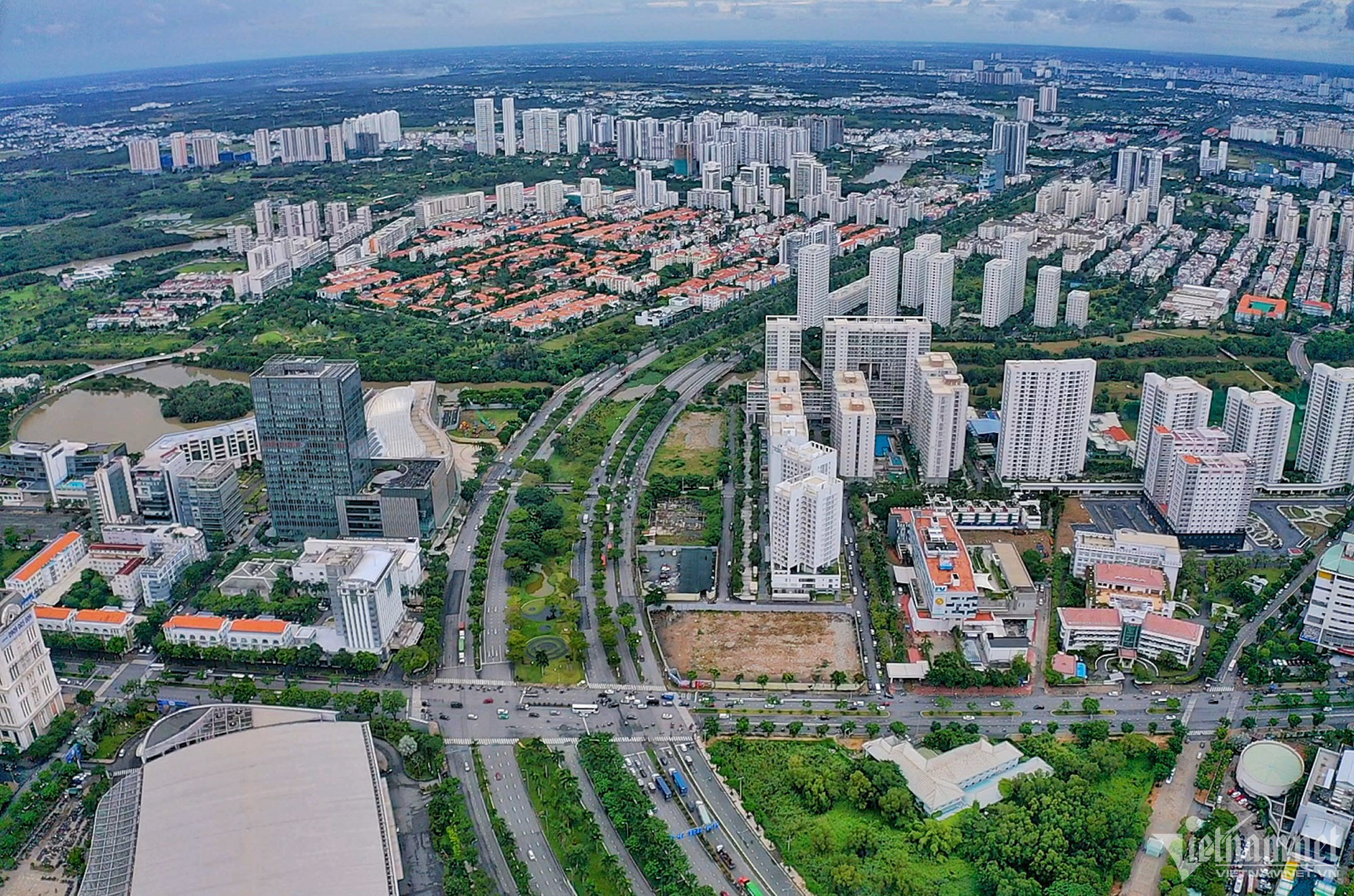 Ma trận ổ gà dọc đại lộ huyết mạch phía Nam TP.HCM-10