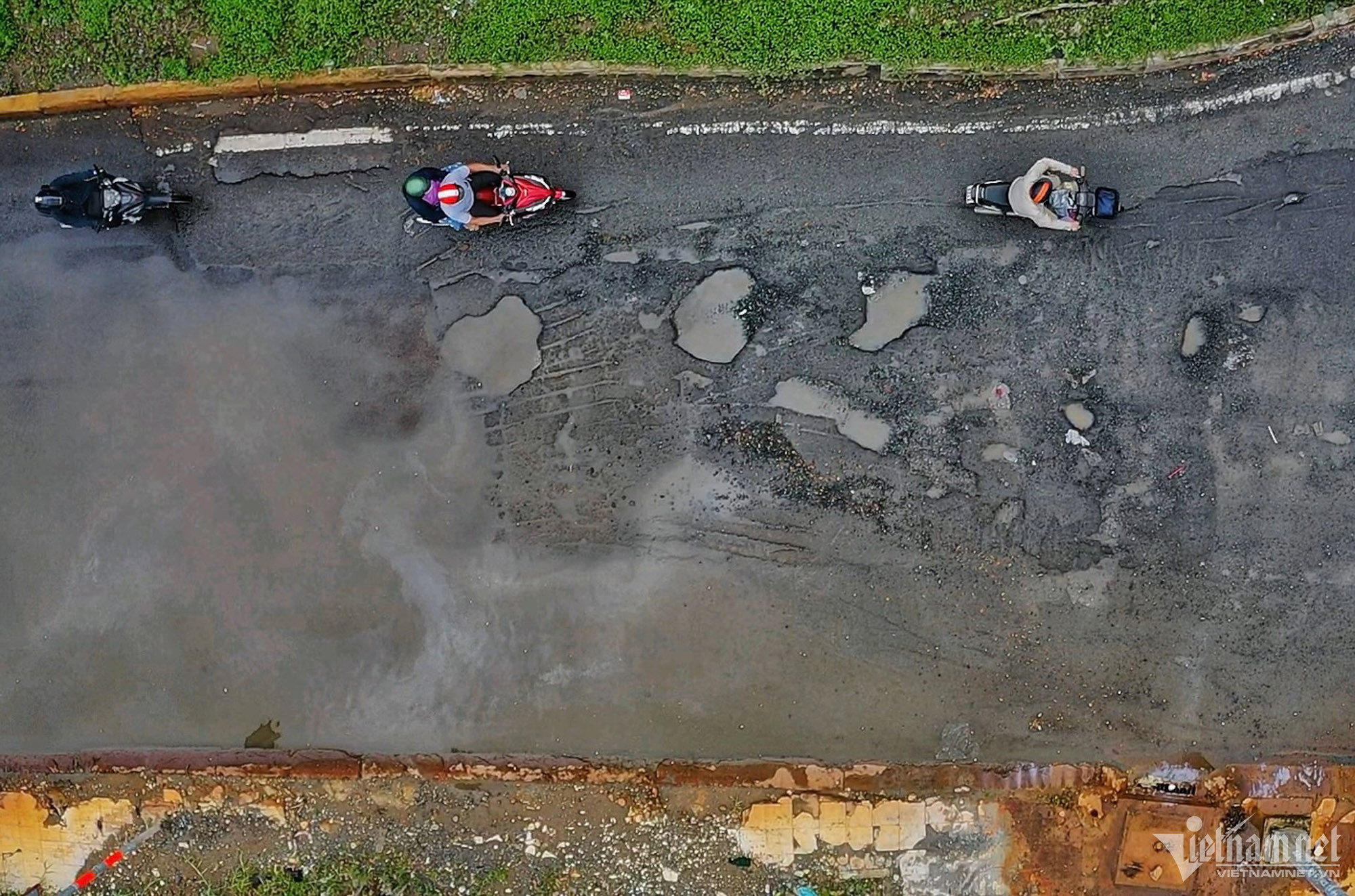 Ma trận ổ gà dọc đại lộ huyết mạch phía Nam TP.HCM-7