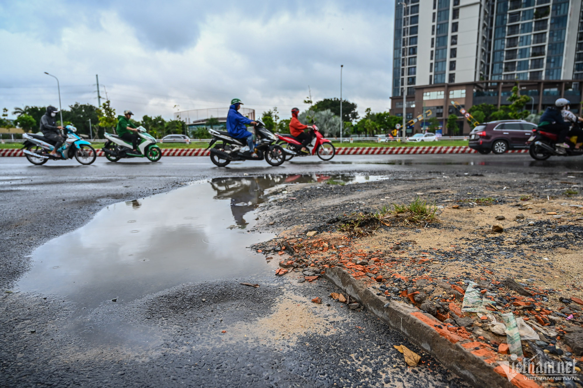 Ma trận ổ gà dọc đại lộ huyết mạch phía Nam TP.HCM-8