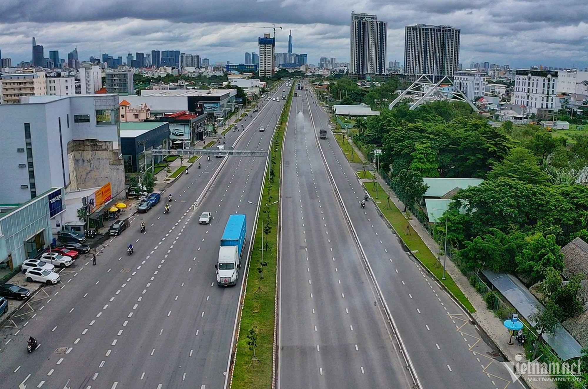 Ma trận ổ gà dọc đại lộ huyết mạch phía Nam TP.HCM-9