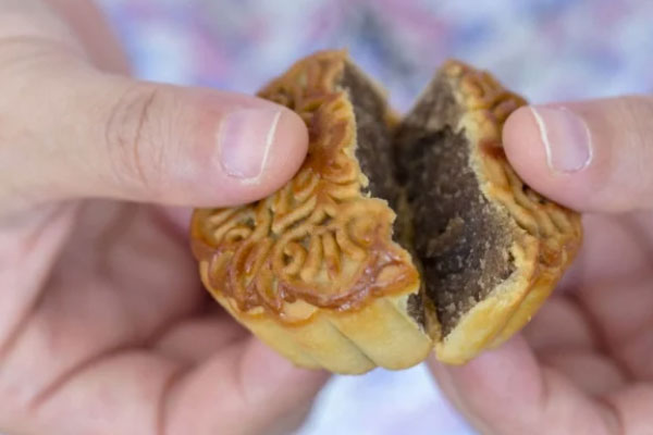 Cô gái sốc nặng khi phát hiện răng người trong bánh trung thu-2