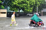 Mưa lớn trút nước ở Hà Nội, khắp ngả đường kẹt không lối thoát-9