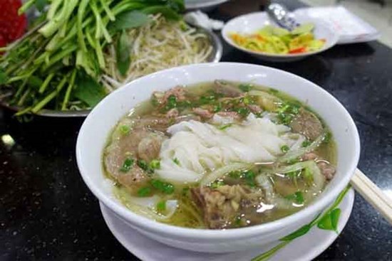Trưa mùa đông, mẹ rút từ ruột tượng 2 hào cho tôi mua nước phở về chan cơm nguội