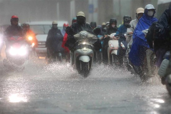 Mưa lớn trút nước ở Hà Nội, khắp ngả đường kẹt không lối thoát