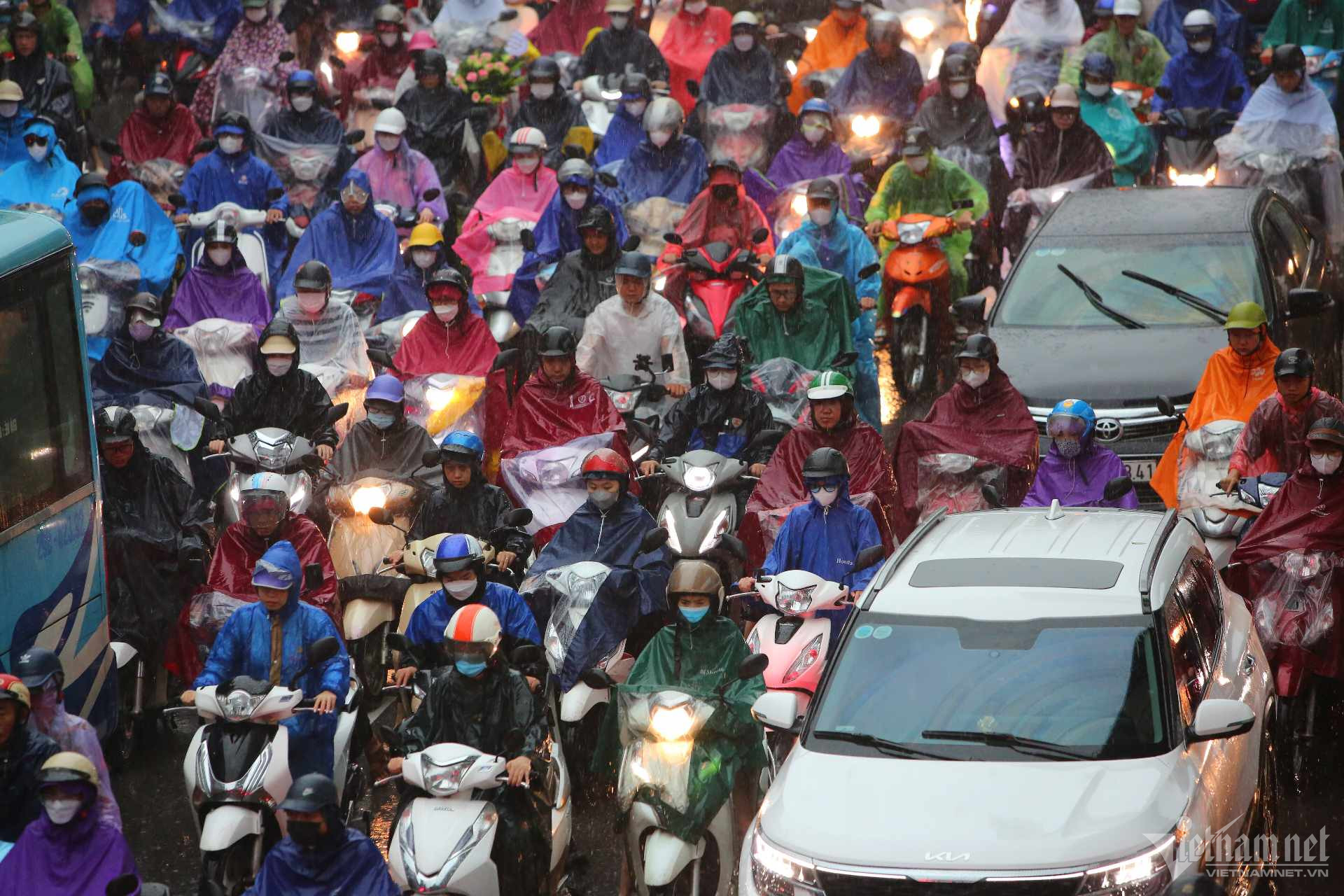 Mưa lớn trút nước ở Hà Nội, khắp ngả đường kẹt không lối thoát-4