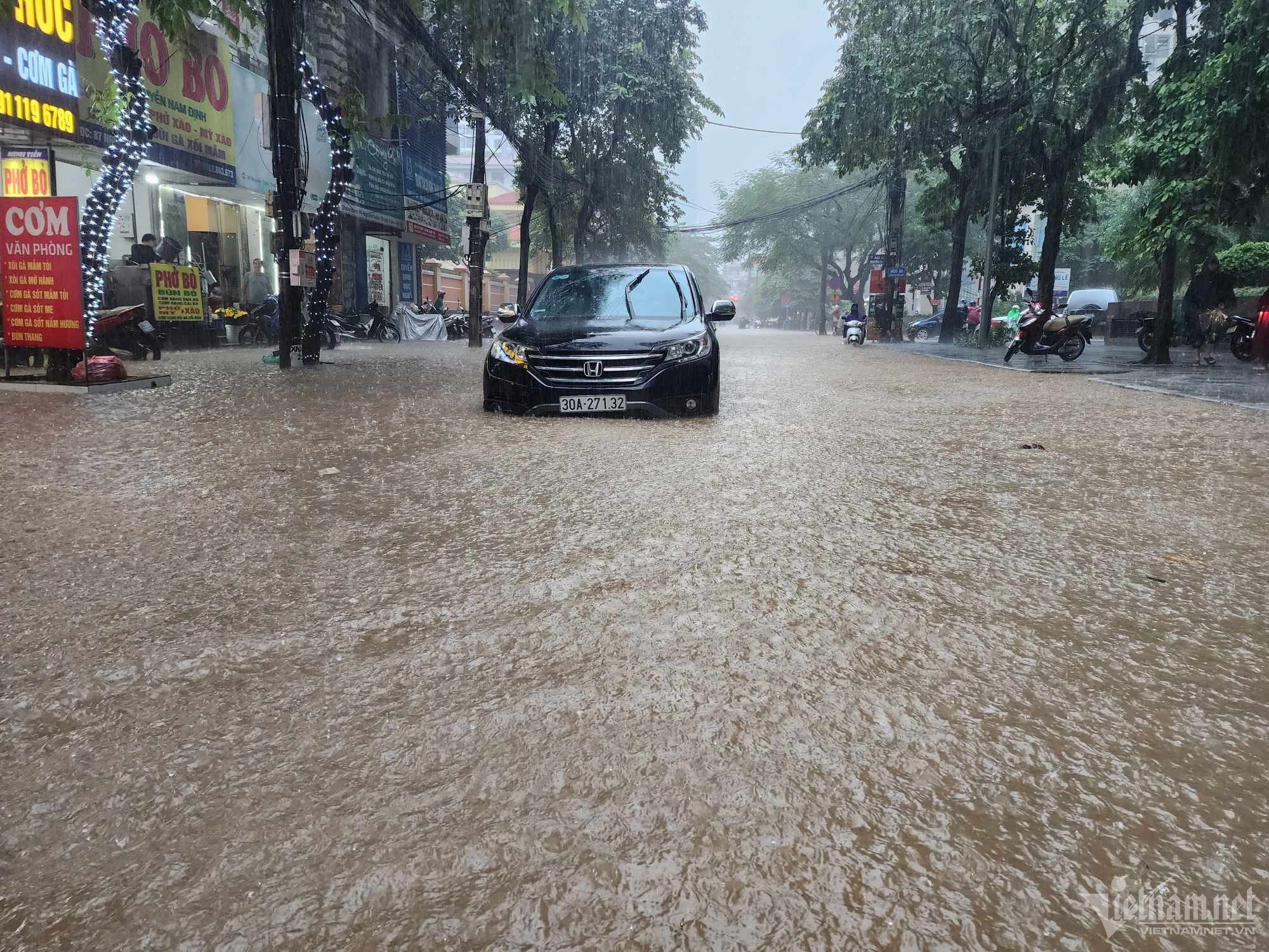 Mưa lớn trút nước ở Hà Nội, khắp ngả đường kẹt không lối thoát-5