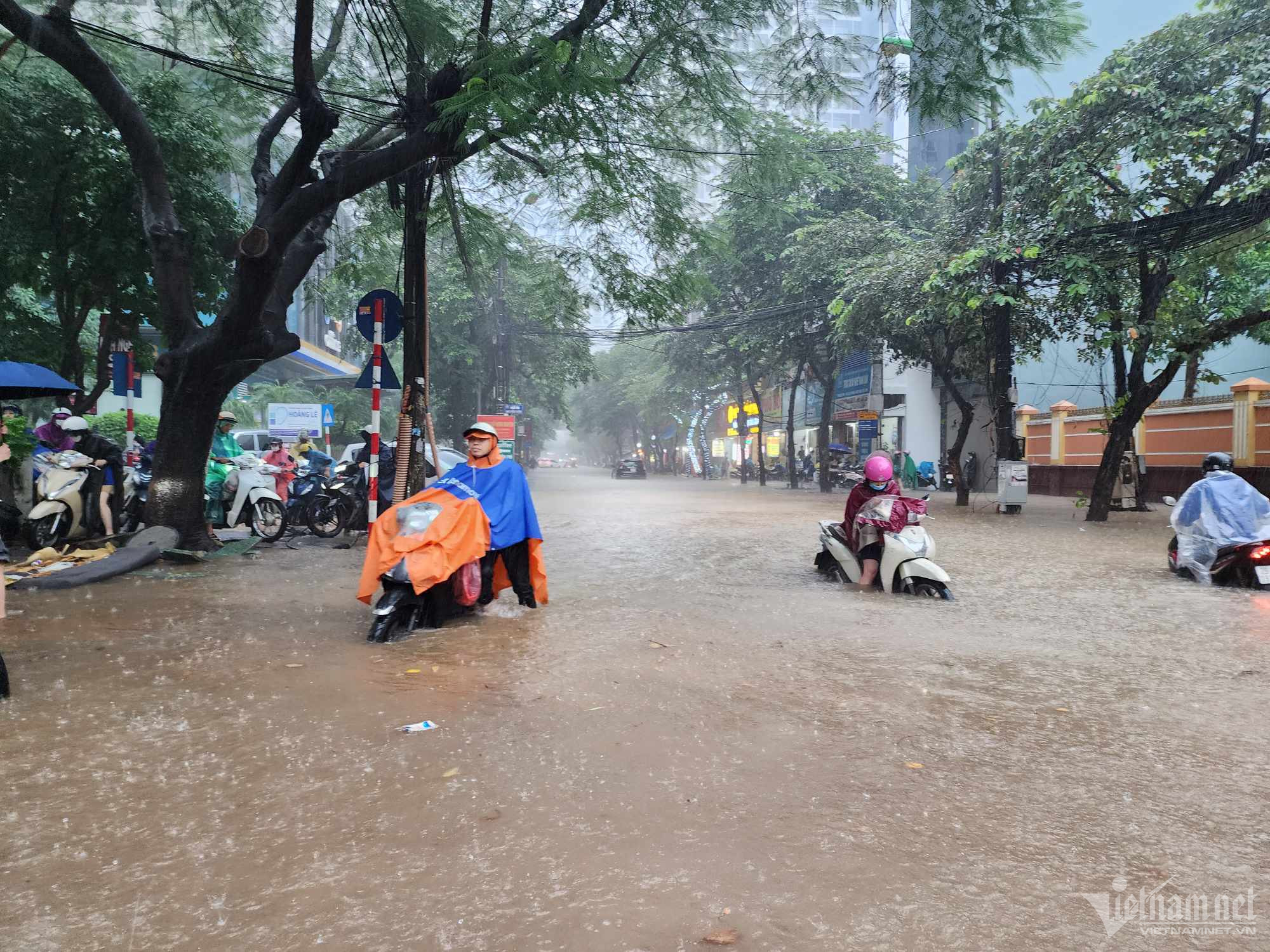 Mưa lớn trút nước ở Hà Nội, khắp ngả đường kẹt không lối thoát-6