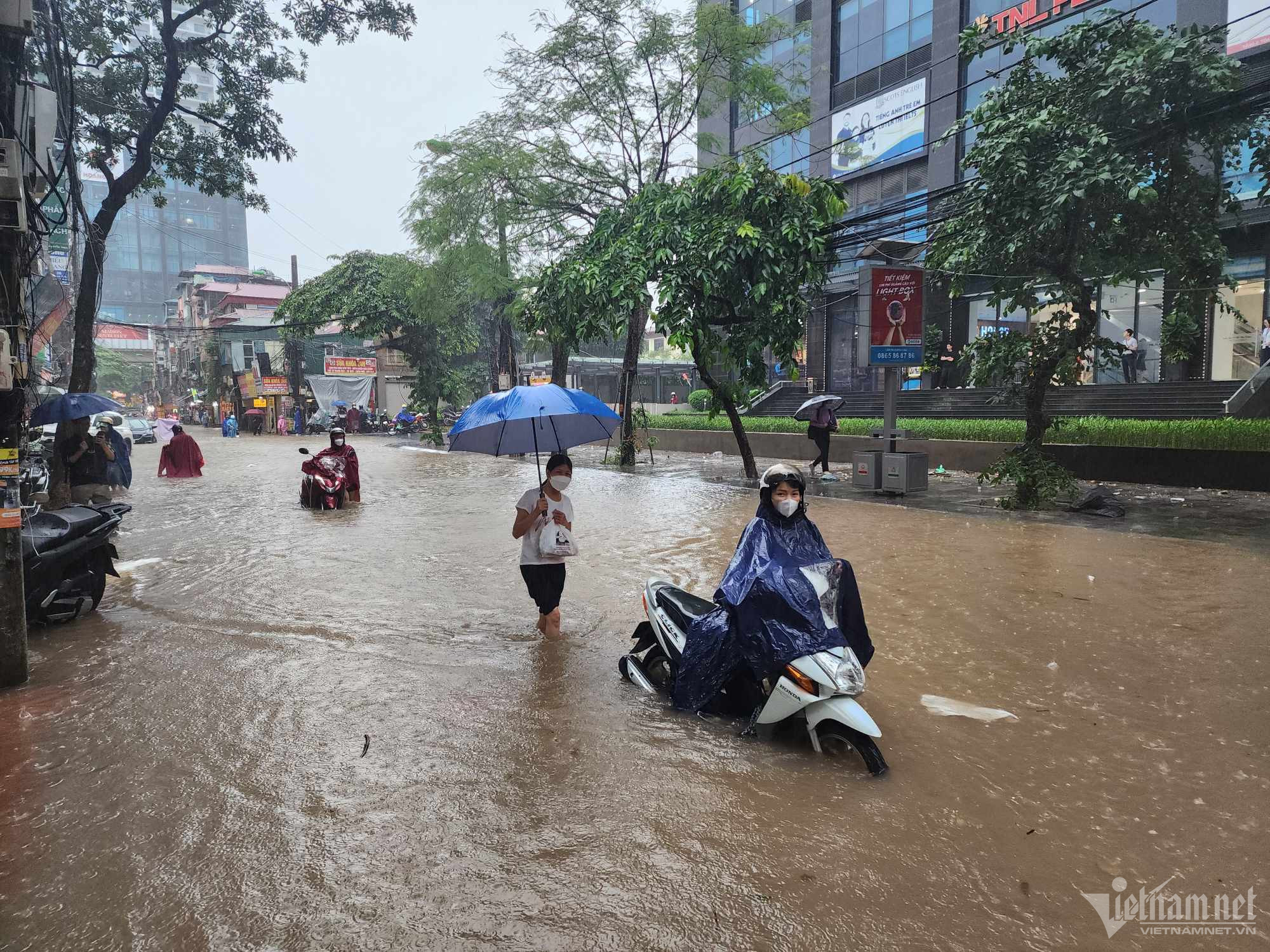 Mưa lớn trút nước ở Hà Nội, khắp ngả đường kẹt không lối thoát-7