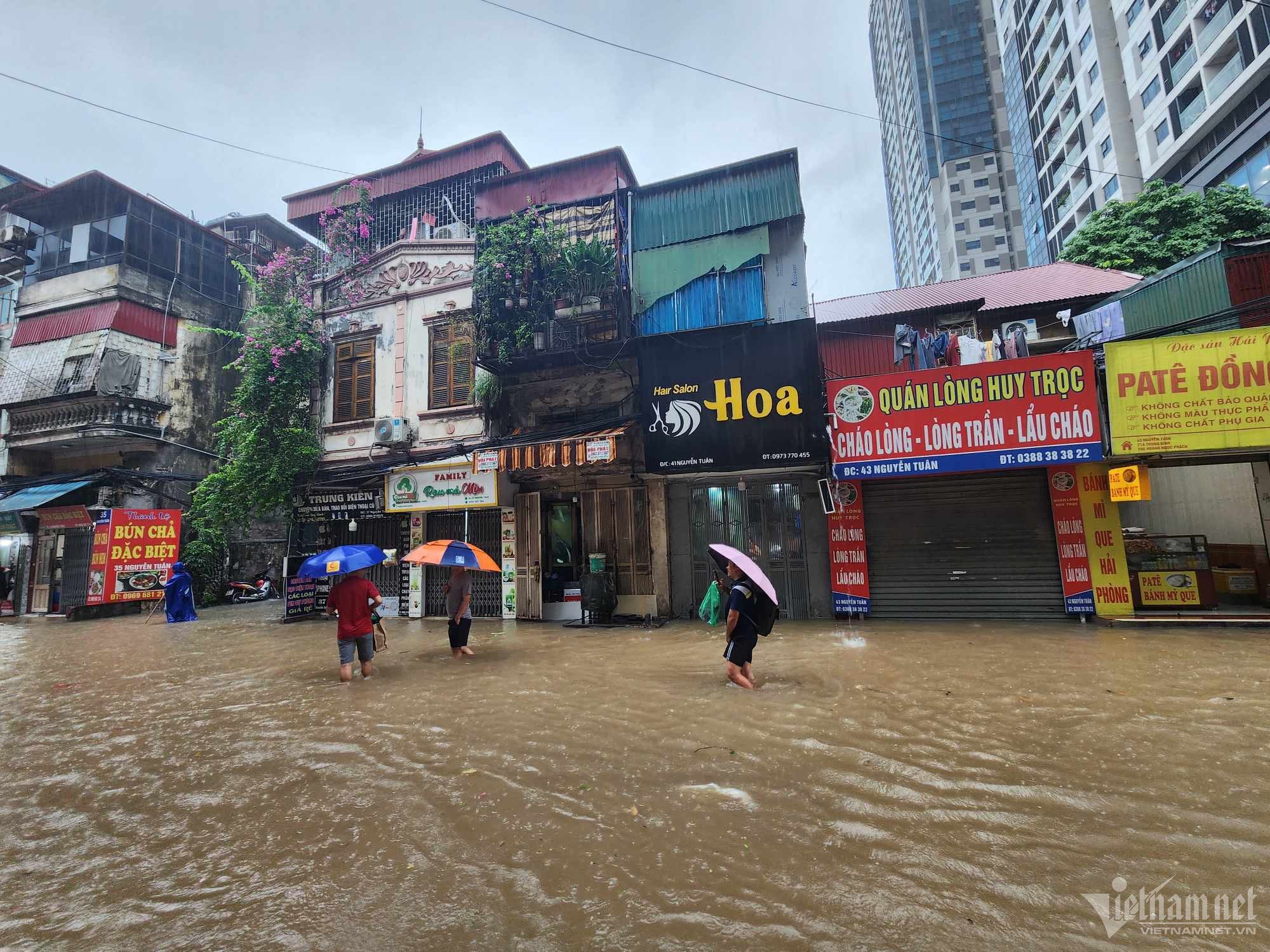 Mưa lớn trút nước ở Hà Nội, khắp ngả đường kẹt không lối thoát-8