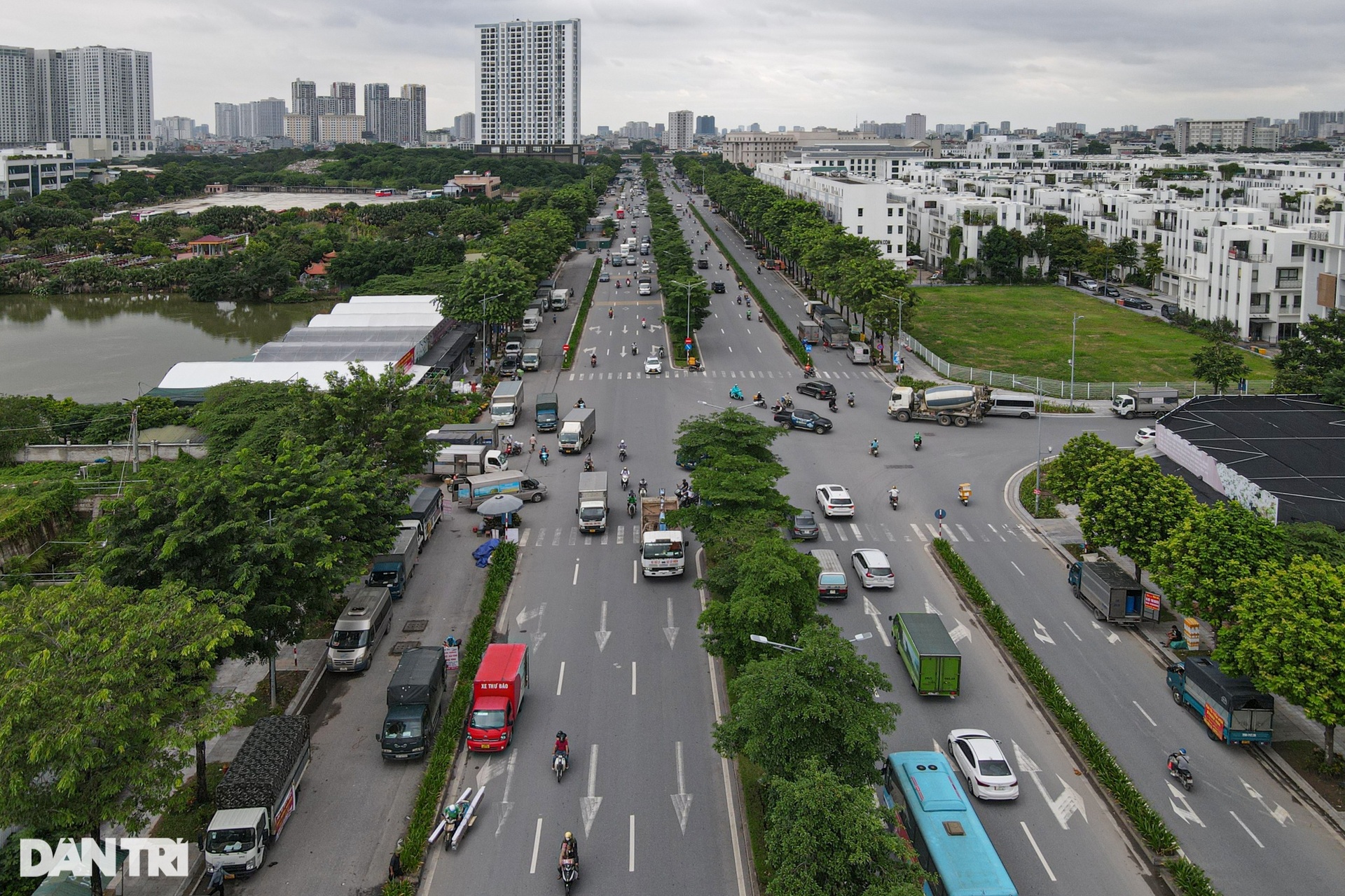 Đại lộ nghìn tỷ ở Hà Nội biến thành bến xe tải-1