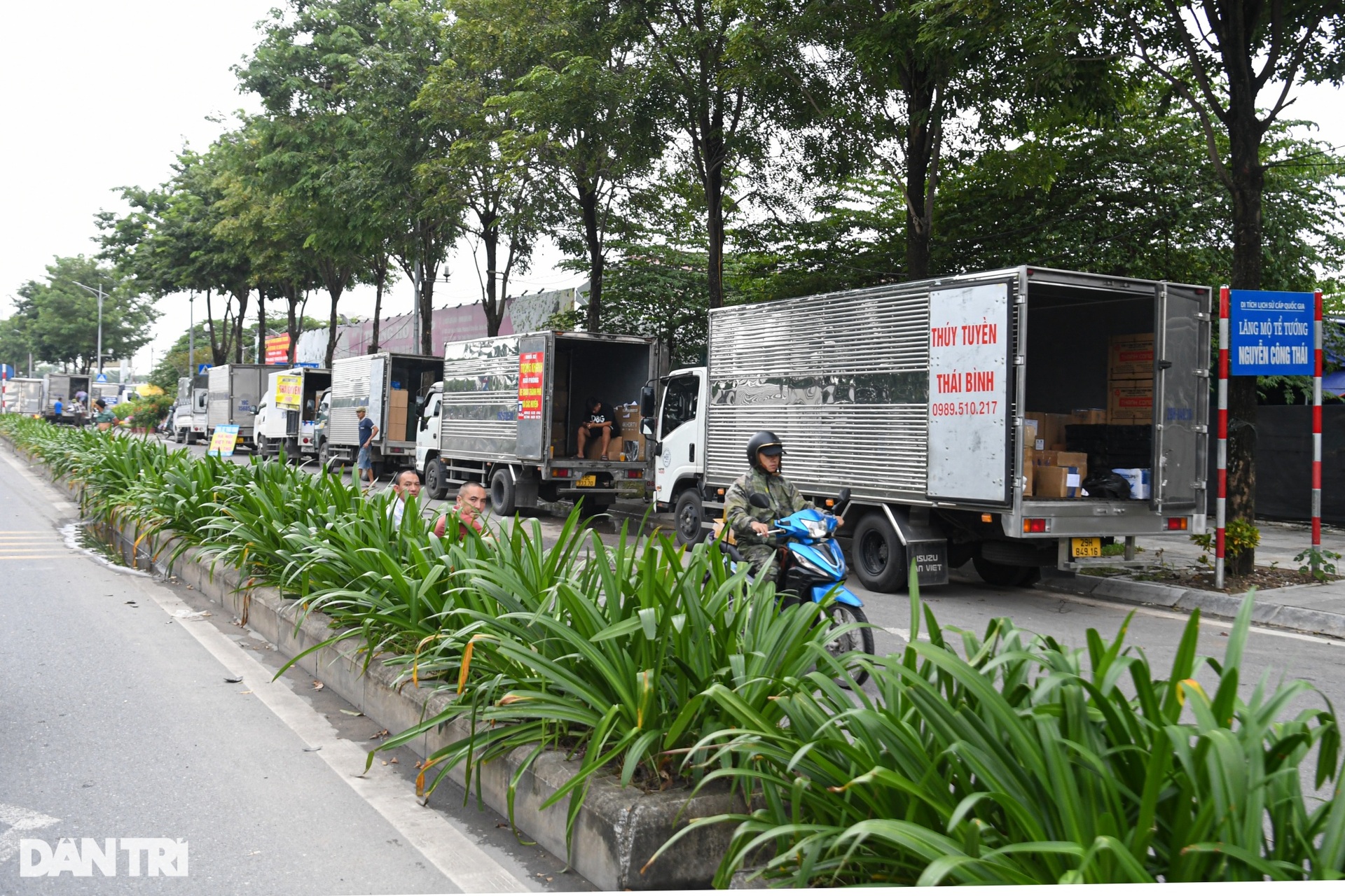 Đại lộ nghìn tỷ ở Hà Nội biến thành bến xe tải-3