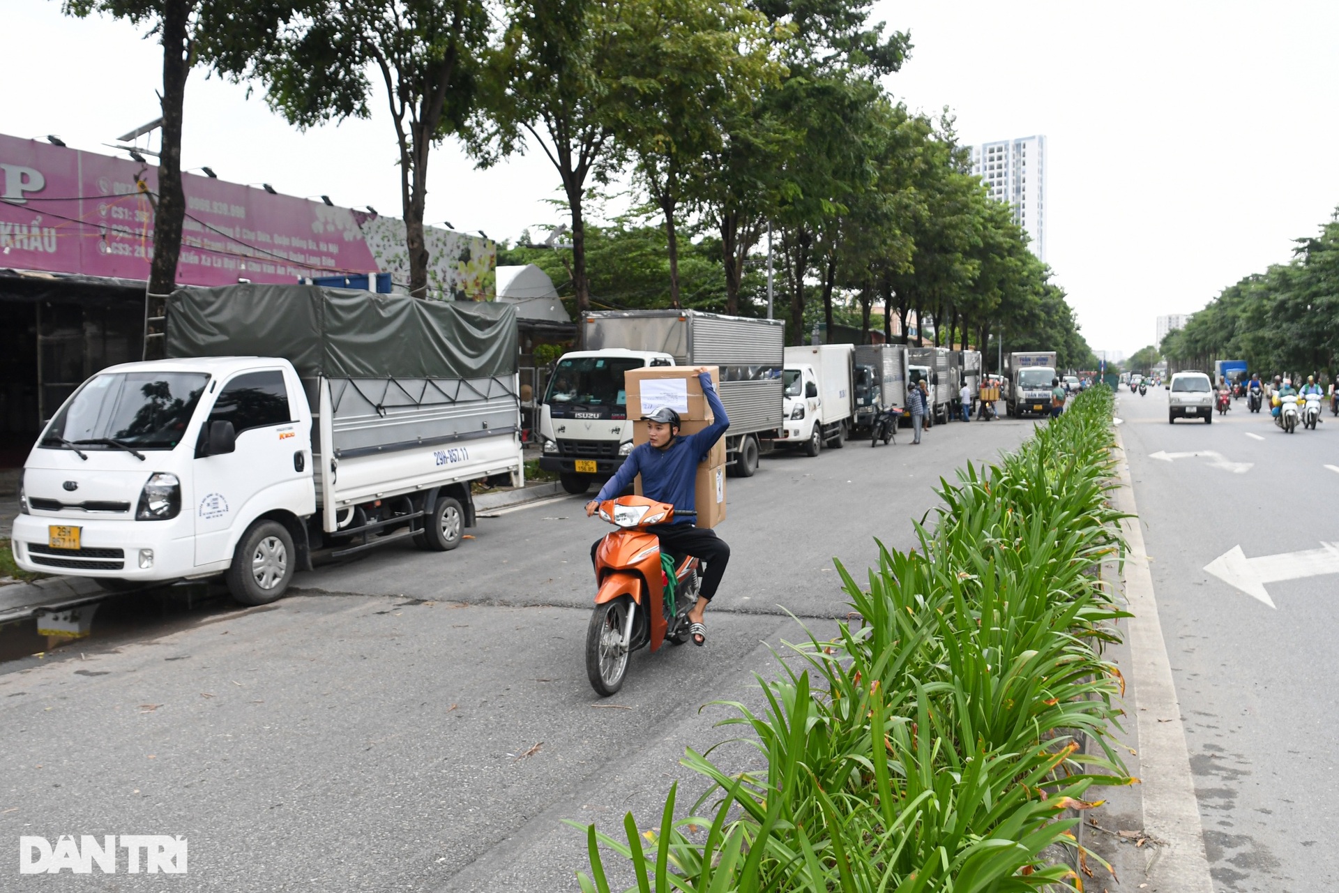 Đại lộ nghìn tỷ ở Hà Nội biến thành bến xe tải-4