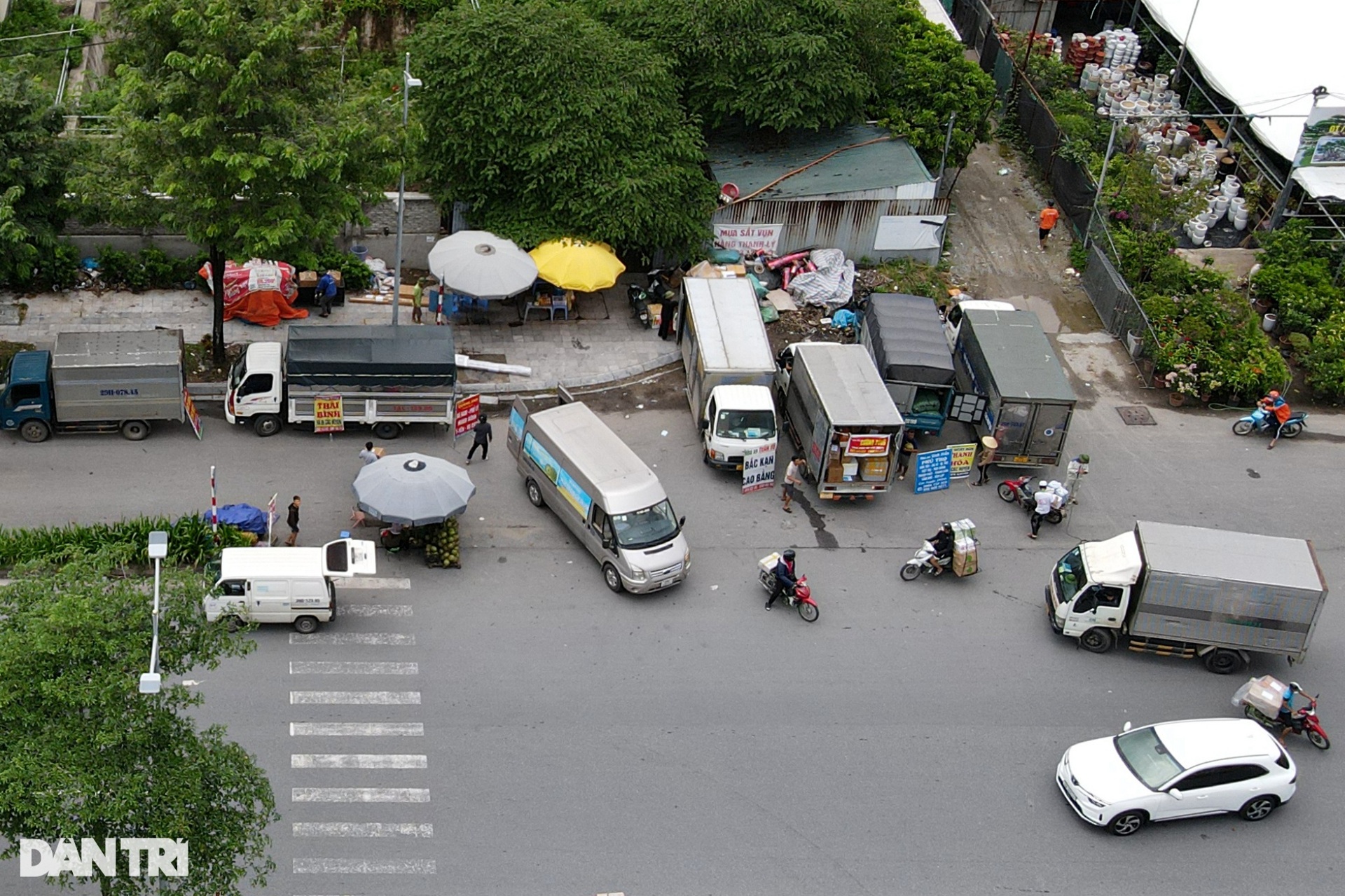Đại lộ nghìn tỷ ở Hà Nội biến thành bến xe tải-5