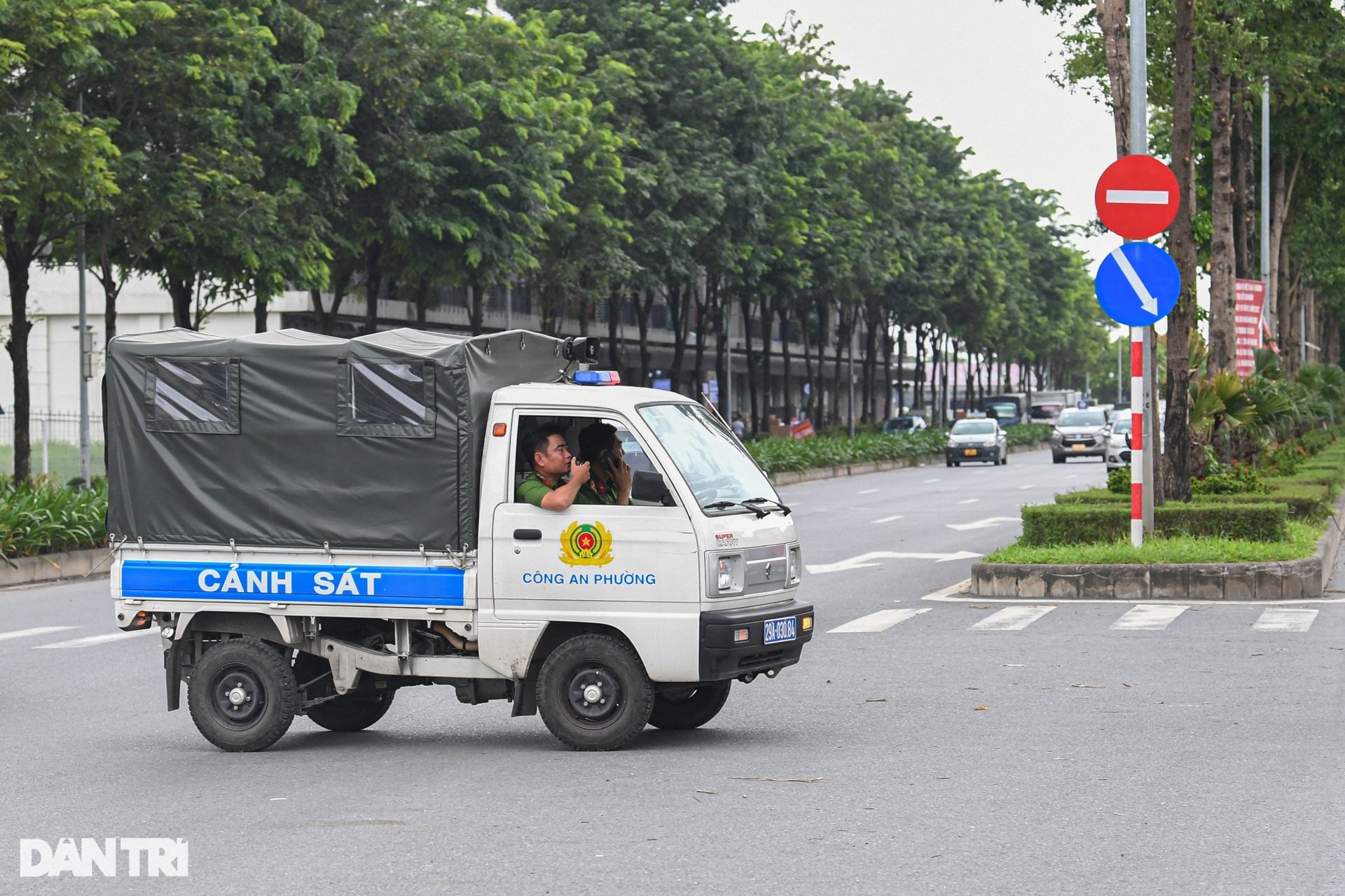 Đại lộ nghìn tỷ ở Hà Nội biến thành bến xe tải-12