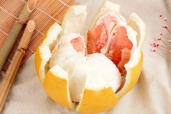 Thứ thường bị vứt bỏ khi ăn bưởi hóa ra giúp cải thiện nhu động ruột và kiểm soát đường huyết cực tốt