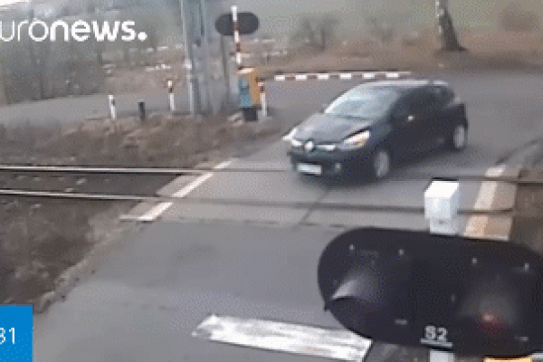 Clip: Cố tình băng qua đường ray, ô tô bị tàu hỏa tông văng