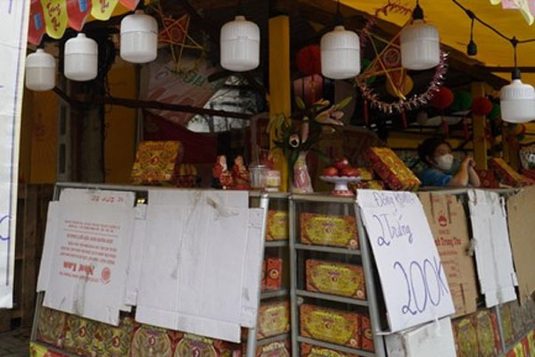 Hạ giá xuống 10.000 đồng, các ki-ốt bánh trung thu vỉa hè vẫn mòn mỏi đợi khách-14