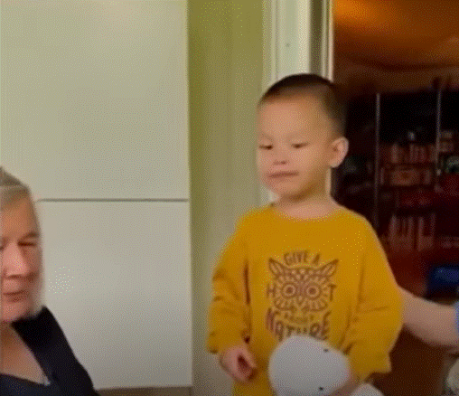 Lisa và Leon cực lễ phép với người lớn, xem lại clip cũ mới thấy Hồ Ngọc Hà dạy con hay thế nào-2