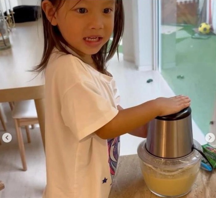 Lisa và Leon cực lễ phép với người lớn, xem lại clip cũ mới thấy Hồ Ngọc Hà dạy con hay thế nào-4