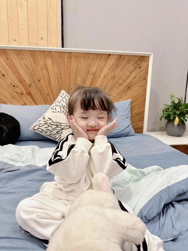 Tan chảy đoạn clip Ông Cao Thắng nhẹ nhàng dạy con gái Winnie: Người bố quốc dân này quá đỗi ngọt ngào rồi!-3