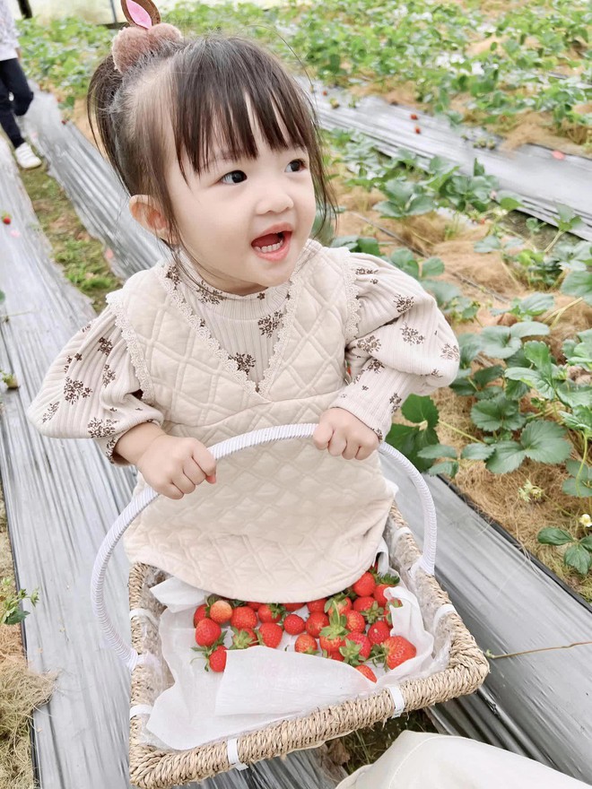 Tan chảy đoạn clip Ông Cao Thắng nhẹ nhàng dạy con gái Winnie: Người bố quốc dân này quá đỗi ngọt ngào rồi!-5