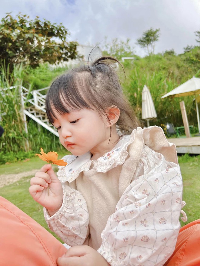 Tan chảy đoạn clip Ông Cao Thắng nhẹ nhàng dạy con gái Winnie: Người bố quốc dân này quá đỗi ngọt ngào rồi!-6