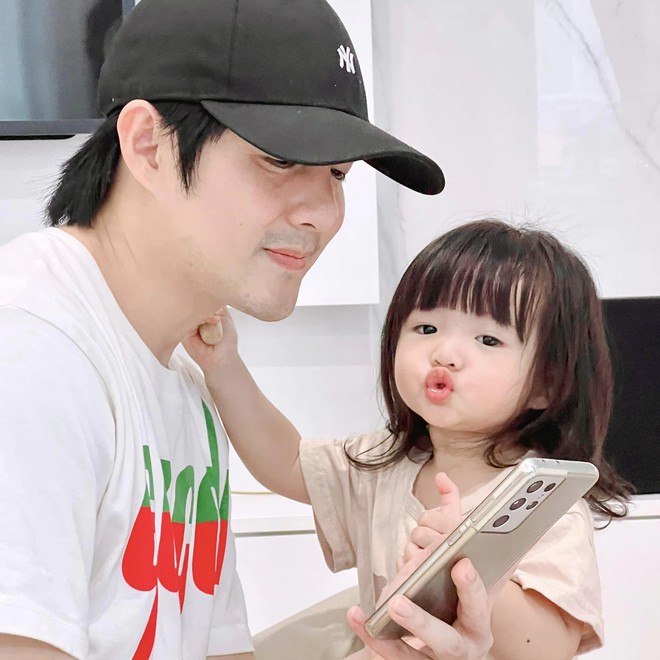 Tan chảy đoạn clip Ông Cao Thắng nhẹ nhàng dạy con gái Winnie: Người bố quốc dân này quá đỗi ngọt ngào rồi!-7