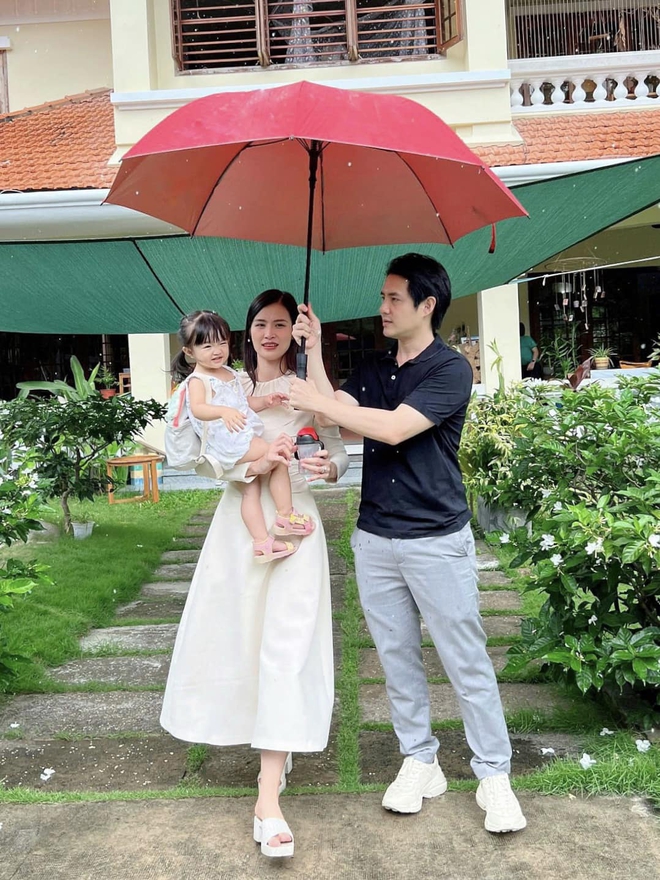 Tan chảy đoạn clip Ông Cao Thắng nhẹ nhàng dạy con gái Winnie: Người bố quốc dân này quá đỗi ngọt ngào rồi!-8