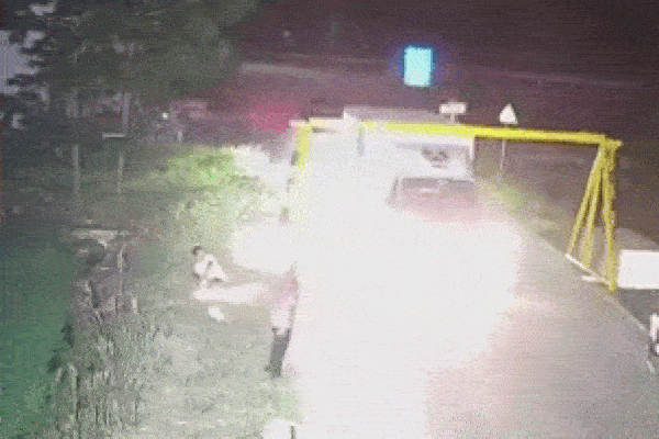 Clip: Tông vào thanh chắn, xe tải khiến nam công nhân văng xuống ruộng