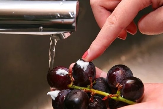Mẹo rửa nho bằng kem đánh răng