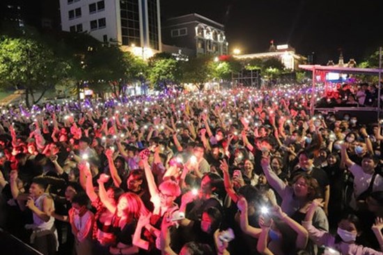 Văn hoá ứng xử 'chợ búa' đáng báo động của sao Việt và anti-fan