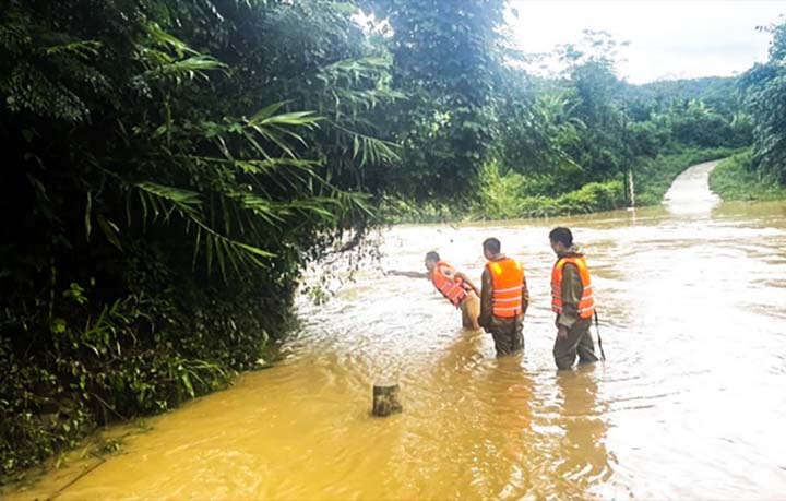 Cố gắng vượt suối để về nhà, người phụ nữ bị nước lũ cuốn trôi-1
