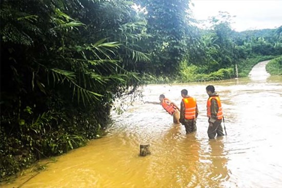 Cố gắng vượt suối để về nhà, người phụ nữ bị nước lũ cuốn trôi
