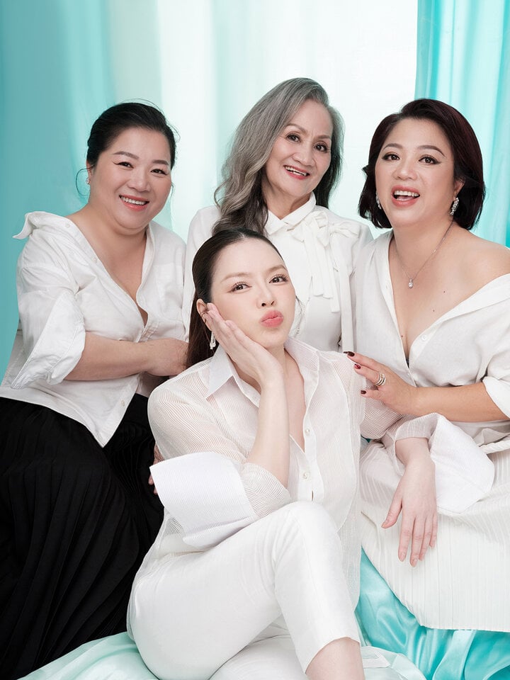 Lý Nhã Kỳ khoe nhan sắc bên mẹ ruột và hai chị gái-1