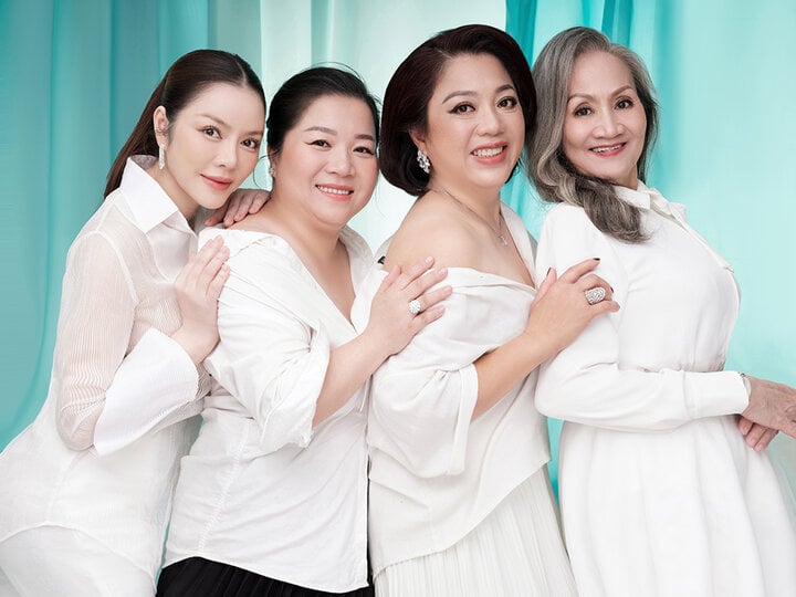 Lý Nhã Kỳ khoe nhan sắc bên mẹ ruột và hai chị gái-2