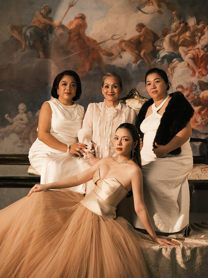 Lý Nhã Kỳ khoe nhan sắc bên mẹ ruột và hai chị gái-3