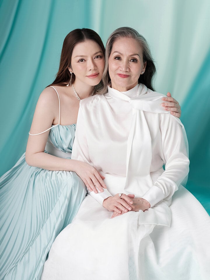 Lý Nhã Kỳ khoe nhan sắc bên mẹ ruột và hai chị gái-5