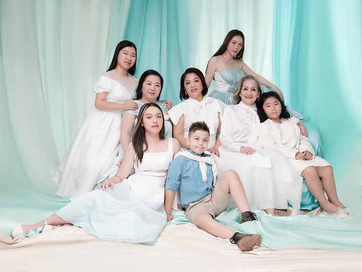 Lý Nhã Kỳ khoe nhan sắc bên mẹ ruột và hai chị gái-6