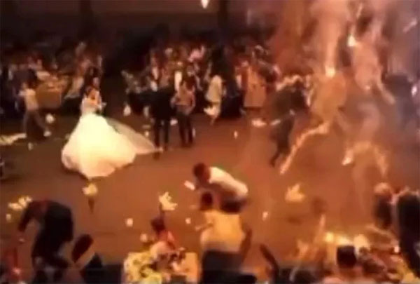 Người thân suy sụp sau vụ cháy kinh hoàng khiến 114 người thiệt mạng trong đám cưới ở Iraq-1