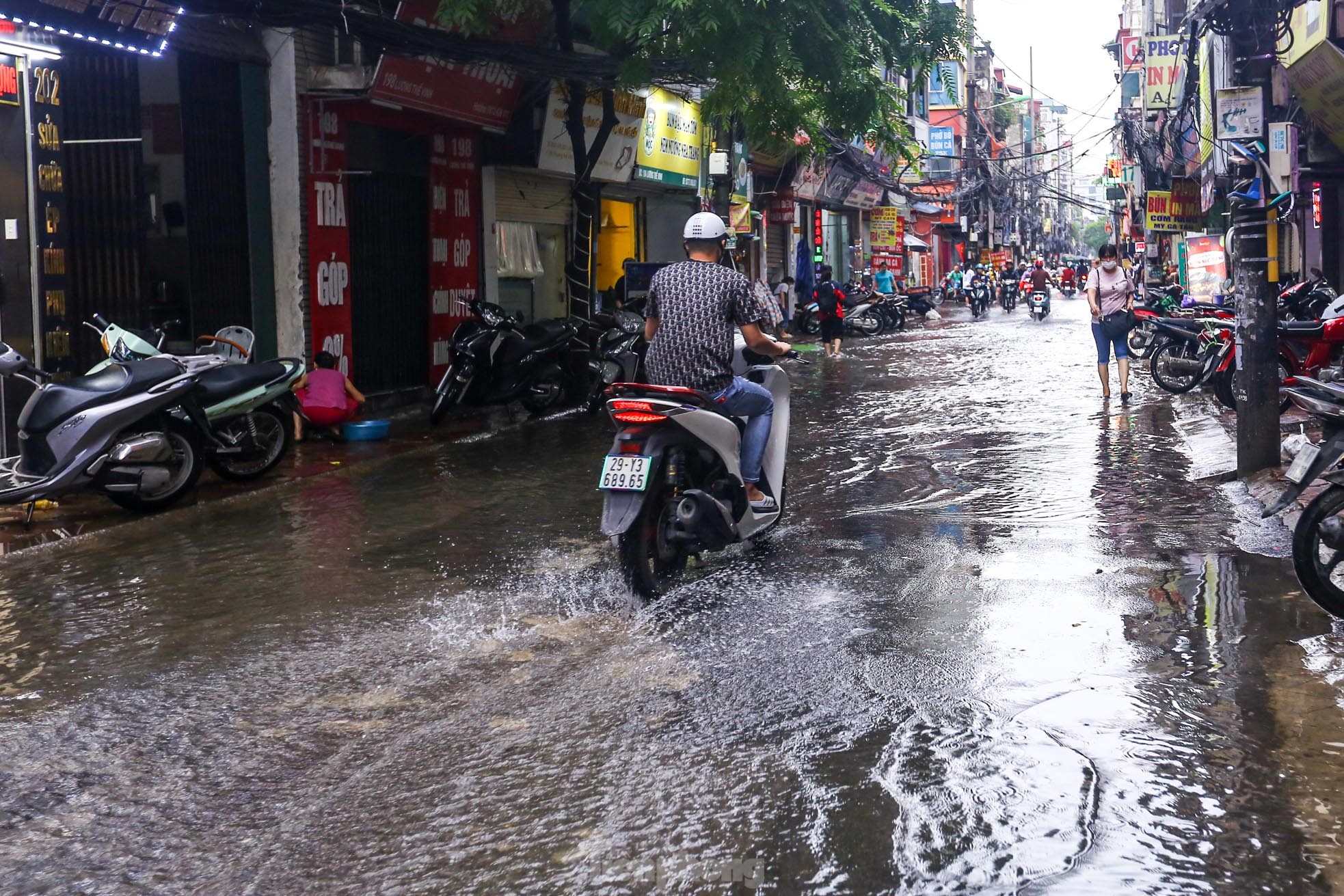 Người dân bì bõm về nhà trên những con phố ngập nước ở Hà Nội-1