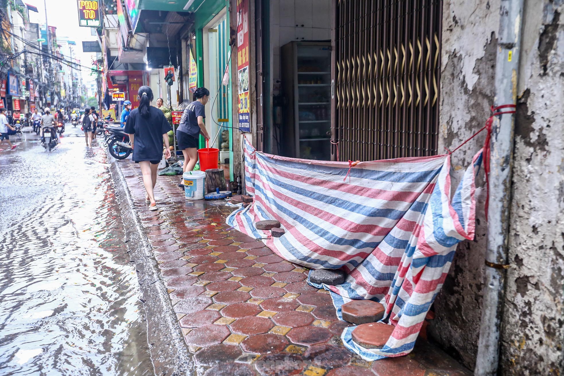 Người dân bì bõm về nhà trên những con phố ngập nước ở Hà Nội-3