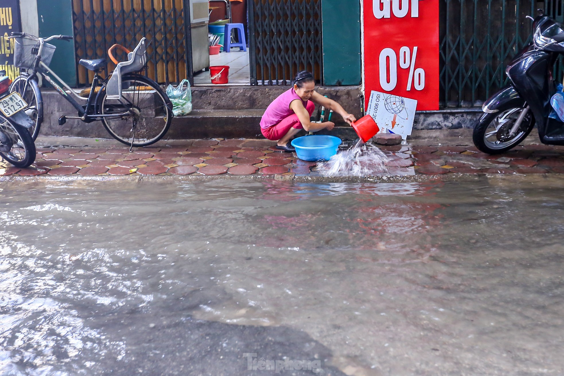 Người dân bì bõm về nhà trên những con phố ngập nước ở Hà Nội-4
