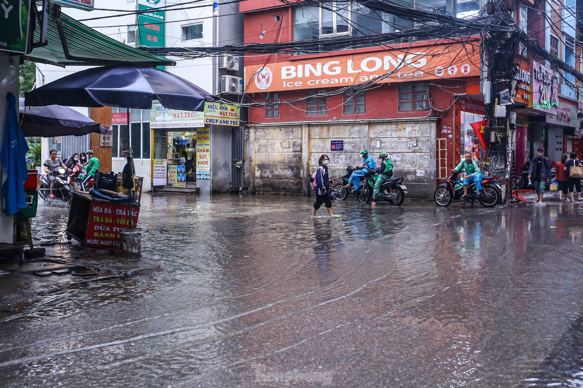 Người dân bì bõm về nhà trên những con phố ngập nước ở Hà Nội-6