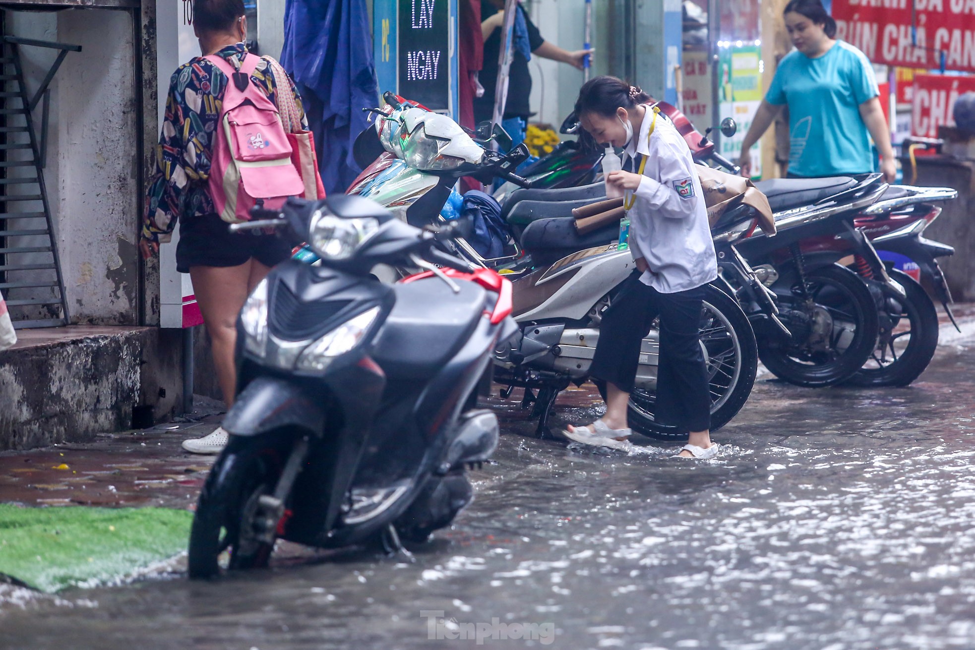 Người dân bì bõm về nhà trên những con phố ngập nước ở Hà Nội-11