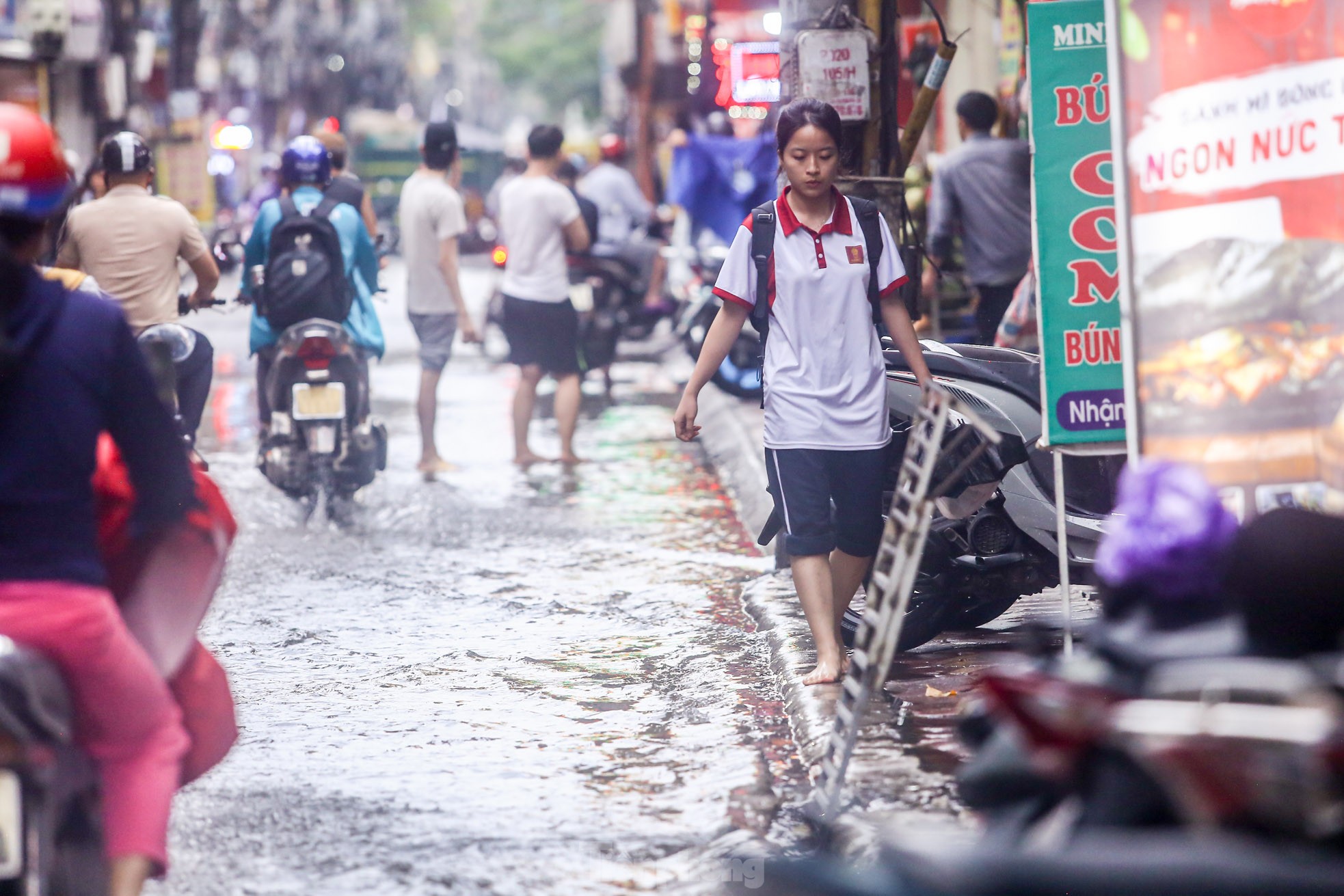 Người dân bì bõm về nhà trên những con phố ngập nước ở Hà Nội-12