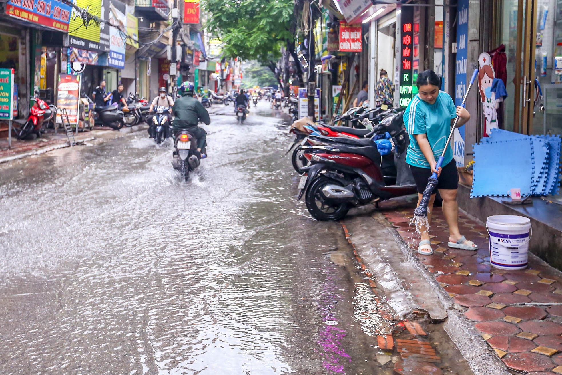 Người dân bì bõm về nhà trên những con phố ngập nước ở Hà Nội-15