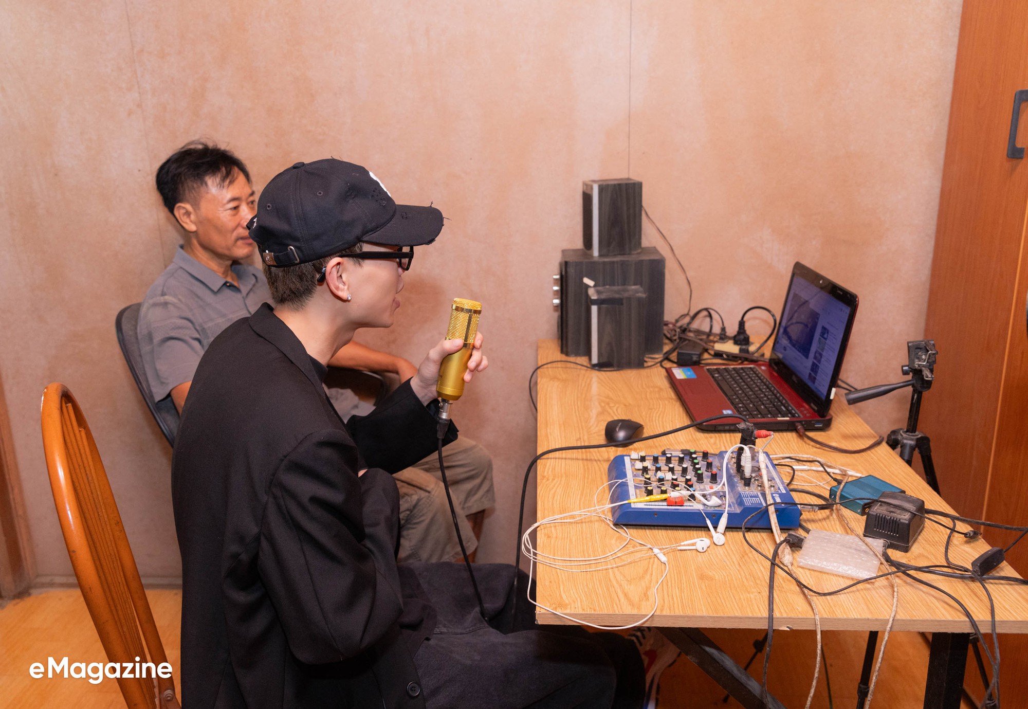 Về quê cùng người miền núi chất Double2T: Lần đầu đem tiền cho mẹ, mang cúp tặng cha và hát trước hàng nghìn người!-6