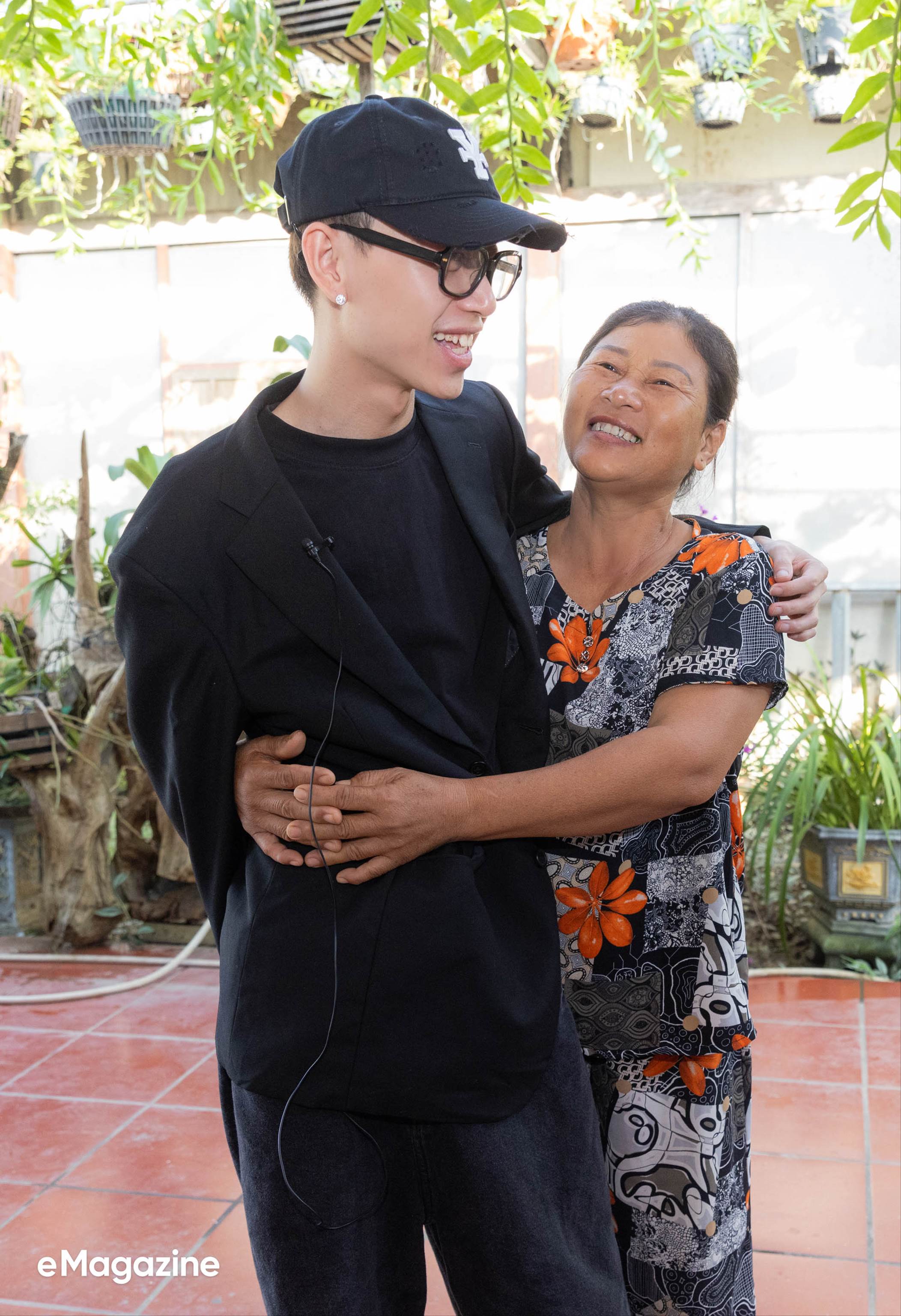 Về quê cùng người miền núi chất Double2T: Lần đầu đem tiền cho mẹ, mang cúp tặng cha và hát trước hàng nghìn người!-8